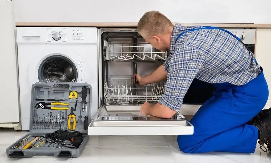 Darıca Liebherr servisi teknisyen ekibi beyaz eşya tamiri yaparken
